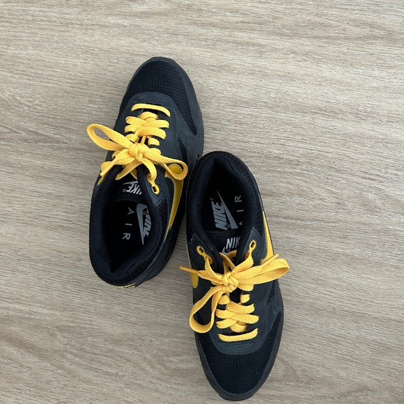 Black Nike Sneakers with Yellow Laces - Picture 1 of 3